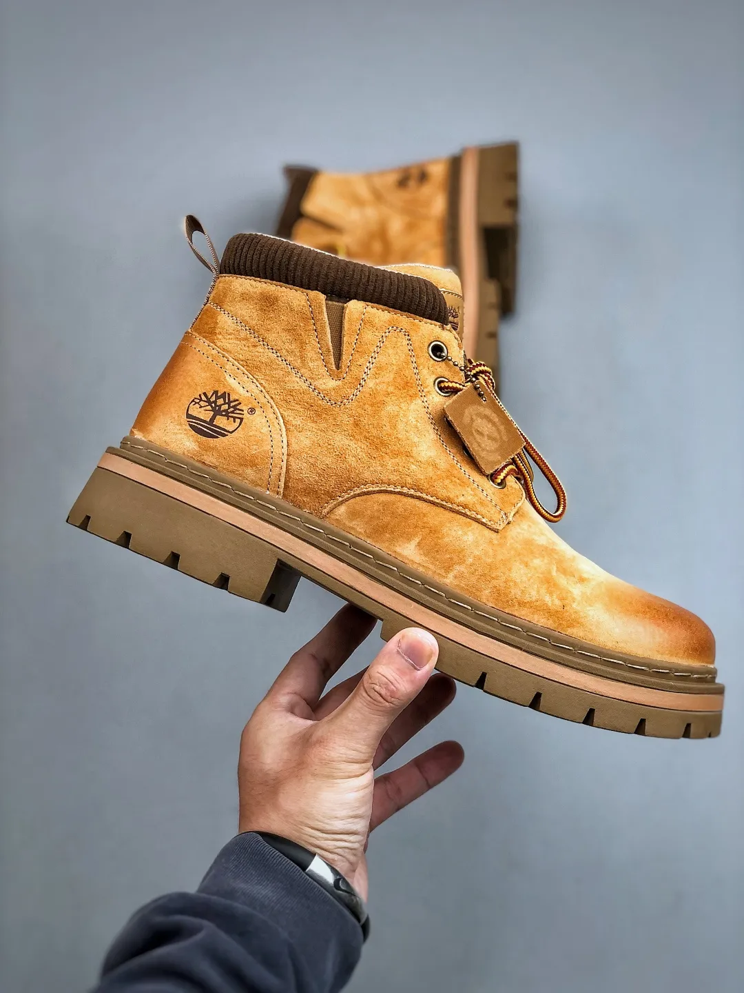 Local pick-up 💰560 supports store release. New goods 🚀 #Timberland Timberland/Timberland classic outdoor casual rhubarb boots series. Guangdong factory quality, original box and original packaging. The fabric is made of Italian 🇮🇹 top-grade frosted fine-grained cowhide. It is paired with anti-odor and anti-corrosion genuine leather latex insoles to give you a perfect wearing experience. The quality is exquisite and durable. A must-have for sportsmen. Specially designed to handle handsomeness. High-quality and first-class foot feel. Size: 38-44 (leather shoe size)